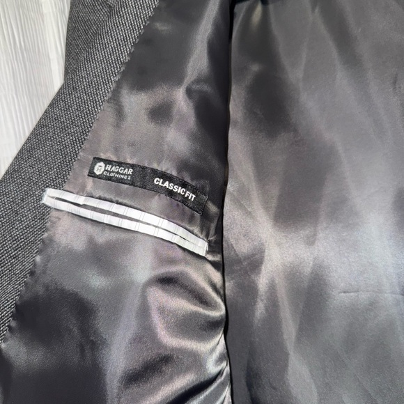 Haggar Gray Sport Coat with Notched Lapels and Padded Shoulders - Picture 2 of 9